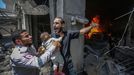 Un palestino pide ayuda despu�s de que su casa fuera alcanzada por un ataque a�reo israel� en Gaza