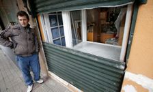 Un encargado muestra el corte en la chapa de la verja de la joyer�a Algar en la avenida de Vigo. 