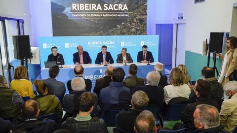 El conselleiro Romn Rodrguez (al fondo, en el centro) presidi este lunes un encuentro celebrado en Os Peares