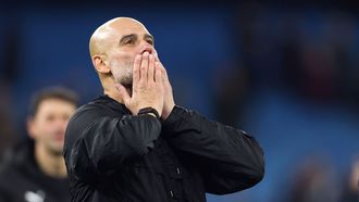 Pep Guardiola, saludando a la grada tras la victoria del City.