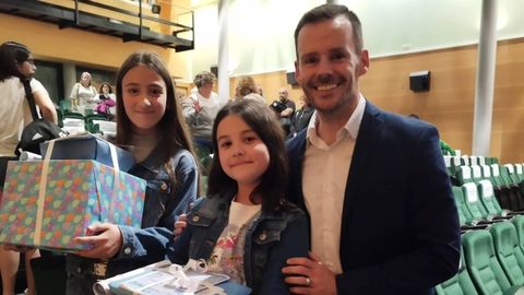 Carlos Llaca, director de Juventud y Proyectos Educativos, posa junto a Llara Fern�ndez Su�rez y Mara Garc�a Garc�a, dos de las ganadoras