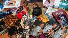 Libros escritos por Bego�a Caama�o ou centrados na figura da escritora e xornalista homenaxeada no D�a das Letras Galegas.