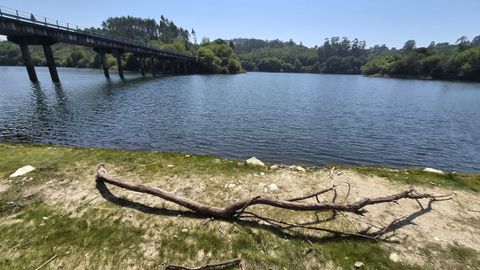 Aspecto ayer del embalse de Eiras, que surte de agua a Vigo y parte de su &aacute;rea