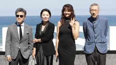 Los actores Kwon Hae-hyo, Cho Yun-Hee y Song Sun-Mi posan en La Concha con el realizador Hong Sangsoo.