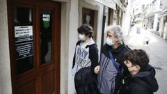 Por los casos de covid-19 en Viveiro, la Xunta decret el cierre de la hostelera, enojando al sector, que coloc expresivos carteles como el que miraban estos tres vecinos este sbado en un local de la calle Pastor Daz