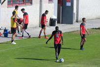 El Hacen con un bal�n en un entrenamiento del Lugo