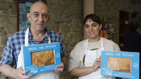 Antonio y Sayoa Caneda, con sus bicas, en la panadera que regentan en Trives,