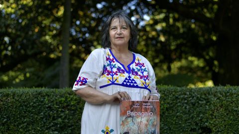 Maribel Longueira (A Corua, 1951-2025), retratada en agosto do 2024 cando presentou a reedicin de Papagaio (2006), traballo que acometeu coa poeta Lusa Villalta -non chegou a velo publicado-, quen lle poa voz a aquelas imaxes.