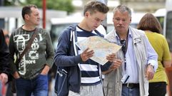 Dos cruceristas alemanes consultan un mapa de Ferrol 