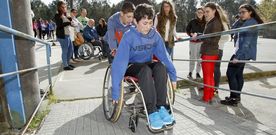 Los alumnos del colegio de Zas tuvieron que ponerse en la piel de una persona que debe moverse en silla de ruedas. 