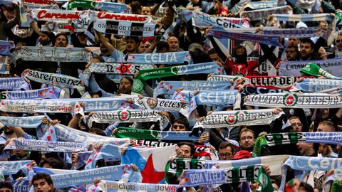 Aficionados del Celta, en la grada visitante de Celtic Park este jueves.