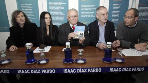 Alonso Montero no 2013 nun acto na Galer�a Sargadelos, con Rodr�guez Fer, Carme Blanco e Fernando Salgado