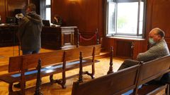 El alcalde de Agolada, sentado, en el juzgado