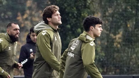 Andr�s Anta��n, a la derecha, en un entrenamiento con el primer equipo del Celta.