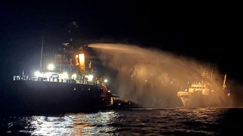 Un barco socorre al Conscience tras el ataque sufrido cerca de aguas internacionales.