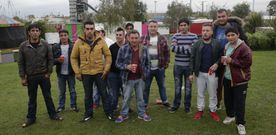 En la imagen, los feriantes que acudieron a los Castros, molestos por haber pagado por estar en unas fiestas que ahora suspenden. 