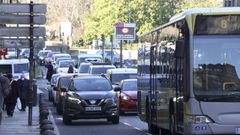 Decenas de veh�culos pasando por la r�a da Senra, una de las m�s transitadas de la ciudad