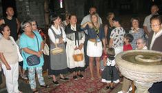 Montse Par�s guio a los asistentes, entre ellos, Mar�a Xos� Alfonso, por el interior del templo. 
