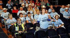 <span lang= es-es >�ltimo precedente, en el 2013</span>. Una portavoz de los afectados por preferentes intervino en un  pleno para solicitar su suspensi�n en solidaridad con su causa. La corporaci�n accedi�. Recientemente pidieron la palabra Salvemos a Fracha o la plataforma anticrematorios, sin �xito. 