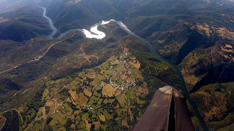 Vista area tomada desde un parapente el ao pasado en la que se puede ver el cauce del Sil a su paso por Ribas de Sil y A Pobra do Brolln, con el meandro de A Cubela en  la parte superior