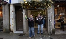 Celia Portela celebra haber repartido un quinto premio en el centro de Pontevedra