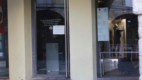 Este mi�rcoles se vio  a un trabajador realizando labores de mantenimiento en el Centro de Interpretaci�n da Muralla