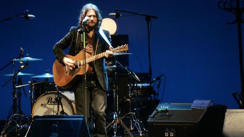Quique Gonz�lez en 2007 en el Teatro Col�n de A Coru�a, cuando presentaba su disco Aver�a y Redenci�n. Este s�bado llenar� en Santiago la Sala Capitol dentro de una gira veraniega que incluye tan solo seis actuaciones
