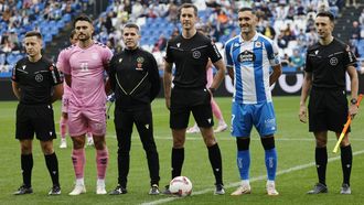 Los capitanes del Deportivo y el Eldense con el equipo arbitral antes del partido