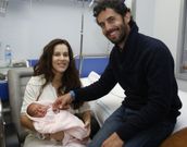 Carlos Paz y su esposa Ana Bel�n Pi��n, ayer en el hospital con su peque�a