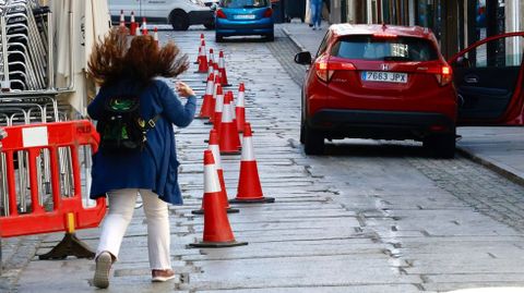 Hilera de conos que separa la zona de terrazas de la de circulaci�n en la calle Magdalena, en foto de archivo.