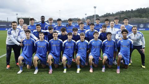 La plantilla del Juvenil A del Deportivo pos� el lunes para La Voz