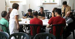 El comedor social cuenta con un grupo de voluntarios que realizan una gran labor. 