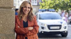 Pamen Pieltain, concejala de Mobilidade e Seguridade de Ferrol, junto a un coche patrulla de la Polic�a Local en la plaza de Armas.