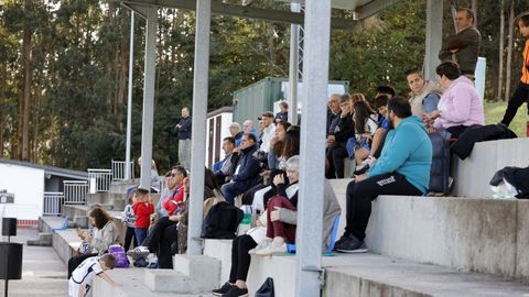 Público en las gradas. La UD Folgueiro cuenta con cerca de 90 socios.