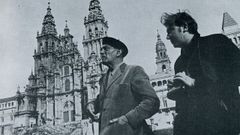 Bu�uel, fotografiado en la plaza del Obradoiro