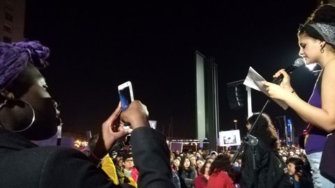Una de las lectoras de los manifiestos fotografiada por otra de las lectoras