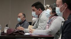 El presidente del Lemos, �scar L�pez, en la asamblea de socios de este domingo, sentado junto al resto de su junta directiva