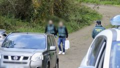 Varios agentes, cargando unos restos org�nicos que luego fueron enviados a Madrid para ser analizados