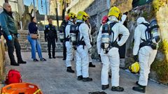 Los bomberos accedieron con mascarillas