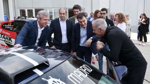 Alfonso Rueda, Antonio Rodr�guez Troiti�o y Rom�n Rodr�guez con uno de los pilotos que expusieron su veh�culo