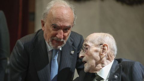 El escritor �lvaro Pombo conversa con el director de la RAE, Santiago Mu�oz Machado el pasado mes de octubre