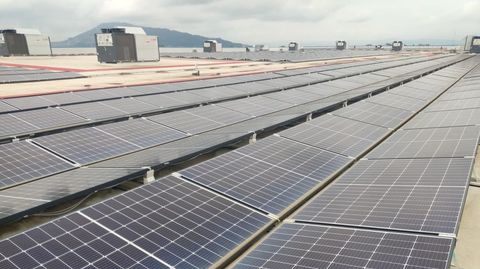 Placas solares en la cubierta de un edificio