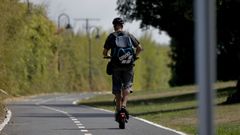 Un joven circulando con su patinete por A Coru�a, en una imagen de archivo. 