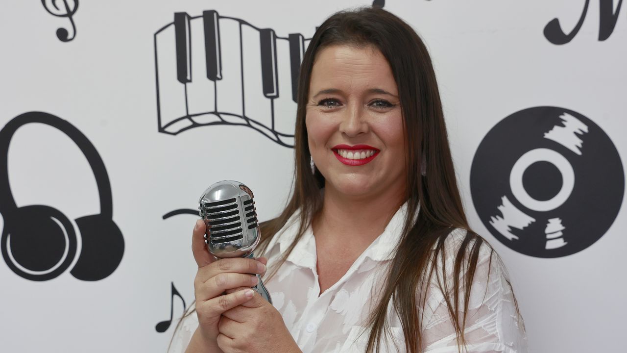 Aixa Romay, la voz de las fiestas de barrio y pueblo: «Muchos días tengo triplete de vermú, tarde y noche en tres provincias distintas»