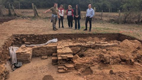 El arque�logo Juan Mu�iz; la concejala de Las Regueras, Mar Garc�a; la acaldesa de Las Regueras, Mar�a Isabel M�ndez; la consejera de Cultura, Pol�tica Lling��stica y Deporte, Vanessa Guti�rrez; el director general de Patrimonio Cultural, Pablo Le�n.
