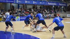 Una acci�n de ataque del partido entre Cisne y Oviedo de este s�bado