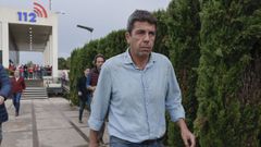 Carlos Mazn manchado de barro tras la visita de los reyes y el presidente del Gobierno a zonas afectadas