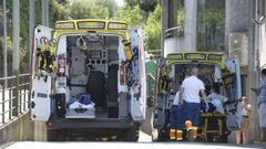 Ambulancias, este lunes, en el entrada de urgencias de Montecelo, en Pontevedra