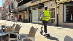 Un veh�culo el�ctrico circula por la peatonal carballi�esa
