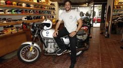 Carlos Lameiro, con la moto en la que va a hacer el viaje, en la tienda donde el s�bado presenta al p�blico su iniciativa. 
